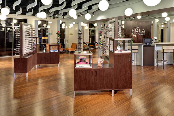 Combination of lighting sources for opticians premises