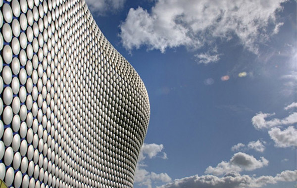 Photo showing Selfridges’ unique exterior surface constructed out of 15,000 anodized aluminum discs. Photo by Urban 75