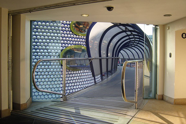 Photo shows in detail the “on-the-air” connection bridge of Selfridges with the other part of the Masterplan. - Photo by Steve, Redditch UK on Panoramio