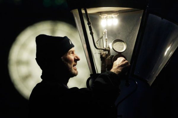 British Gas engineer Martin Caulfield de neiging om een benzine lamp in Westminster, in het holst van de nacht, foto van De Dagelijkse￼Mail