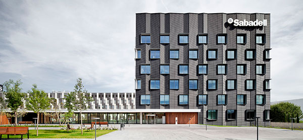 Access piazza to the new Banc Sabadell Headquarter Building with the existing one in the background. - Architects: Bach arquitectes - Jaume Bach, Eugeni Bach - Photography: Adrià Goula