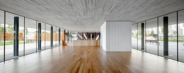Banc Sabadell: Achieving elegance through austerity in the permeable Foyer - Architects: Bach arquitectes - Jaume Bach, Eugeni Bach - Photography: Adrià Goula
