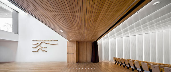 Banc Sabadell: Auditorium Foyer and access, wood and height are used to create distinguished and dignified spaces. - Architects: Bach arquitectes - Jaume Bach, Eugeni Bach - Photography: Adrià Goula