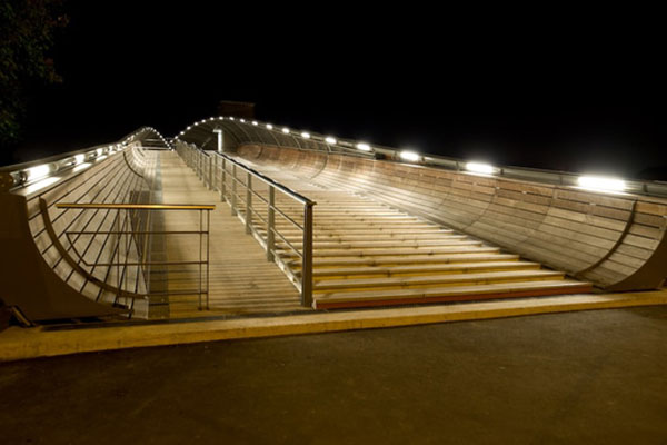 The Villetaneuse footbridge creates an enticing path with lighting edging the cyclepath and walkway. Image DVVD Architectes