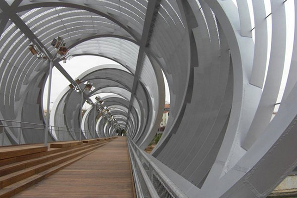 Showing the interior of the Arganzuela footbridge which spans the Manzanares river in two legs. Image from Architectism.