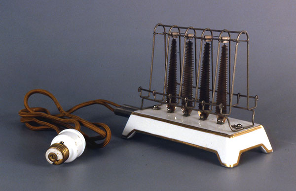D-12 Toaster, invented in 1909 by Frank Shailor of General Electric, Photo by Eric Norcross