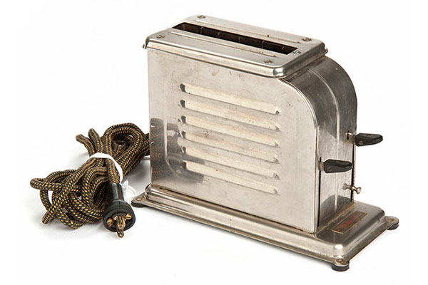 Charles Strite's first mass produced single slot pop-up Toastmaster, toaster for home use, 1926. Photo from Patrick Murfin blogspot