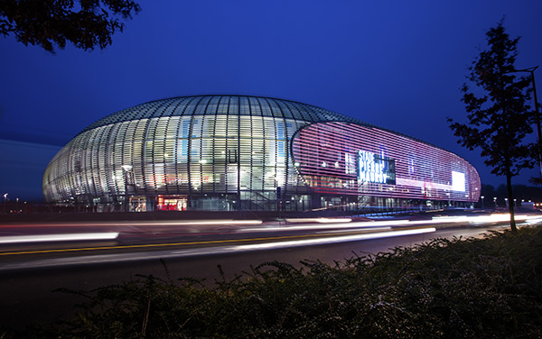 Lille stadium glows at night like a lantern thanks to it transparent exterior skin