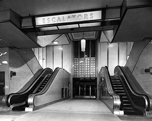 The escalator hall in 1935, the inspiration for the design of the upgraded hall.