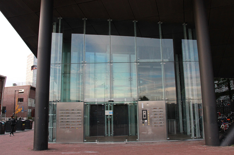 Budget glazing arrangement to entrance, The Whale, Amsterdam, Oct 2015. © Photo by Ana Lopes Ramos