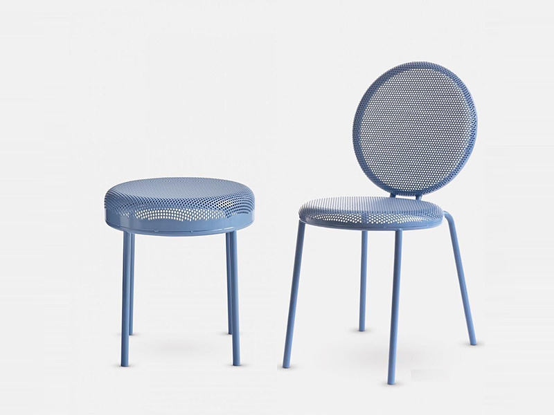 The Dimma chair and stool by Alexander Lervik and manufactured by Tingest. Designed so rainwater passes straight through and made in a summery, sky blue powder coated steel. - There is also a dining table in this set.