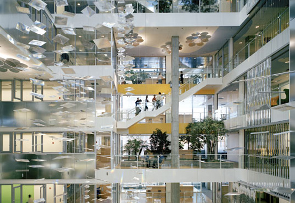 The Genzyme Center, Massachusetts, US, designed by Behnisch Architecture, incorporates the principles
of Biophilia into its design