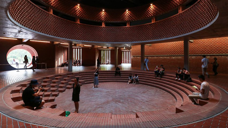 The Red Brick Art Museum in Bejing, China, designed by architect Dong Yugan, uses brick for interior and exterior cladding incorporating sculptural surfaces and structures. Image from dezeen.