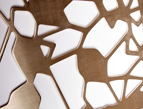 JDL SG Laser-cut screen Urban Flow in PVD coloured stainless steel Almond Gold. JDL SG Laser-cut screen Urban Flow in PVD coloured stainless steel Almond Gold.