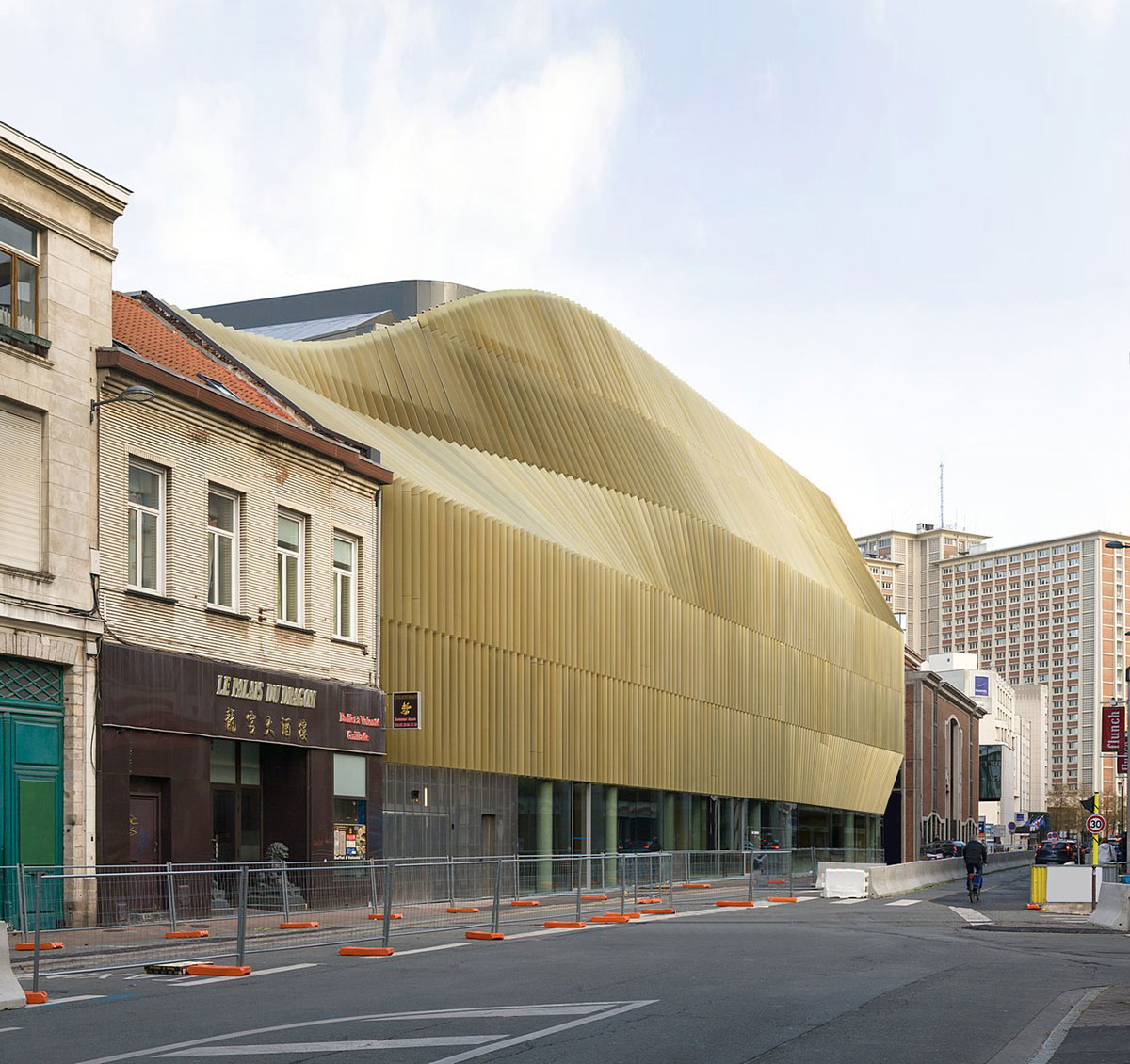 The Conex Building, Lille showing the adjacency to the new business district and the 19th century buildings. By Chartier-Corbosson and VS-A