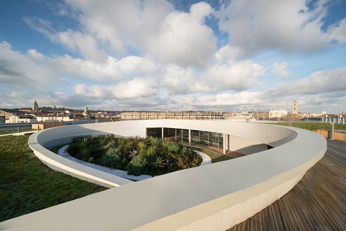 The roof terrace at the Roman Museum in the French city of Nîmes, designed by Elizabeth de Portzamparc. It can be accessed via the museum or directly from the street below. Romanite Nimes Terrrasse ©Nicolas Borel