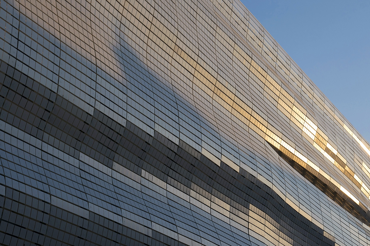 The translucent glass façade of the Roman Museum in Nîmes designed by architect Elizabeth de Portzamparc, consists of 7,500 screen-printed glass plates. Romanite Nimes Republique Reflets2 © Serge Urvoy.