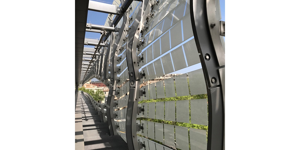 Behind the glass façade of the Roman Museum in Nîmes, designed by Elizabeth de Portzamparc. The undulating steel struts give the exterior its curved shape.